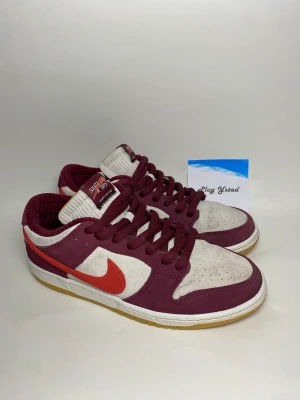 Nike SB dunk low ” skate like a girl ”  - Nike SB dunk low ” skate like a girl ”  - skick 8/10 använda.  - storlek 42  , ingen box  - pris 1599kr FRI FRAKT IDAG!  Passa på ;)  Kontakta gärna vid köp eller ytterligare frågor/ bilder. Mvh PlugYstad 