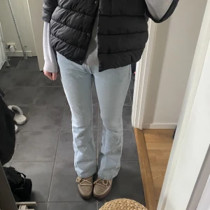 Jeans - Lågmidjade ljusblåa jeans från zara i storlek 36☺️