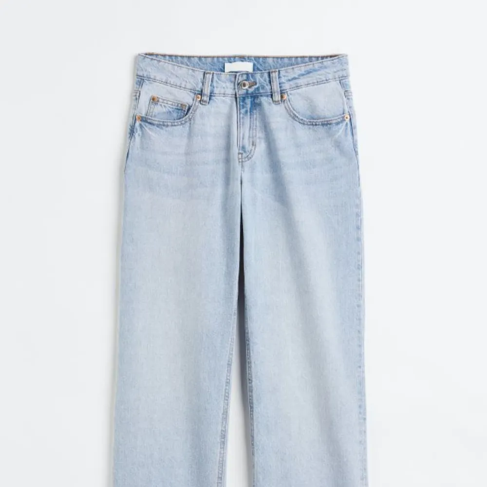 Säljer mina straight low waist jeans från h&m. Aldrig använda, helt nya! Skriv för flera bilder!!🤍 . Jeans & Byxor.