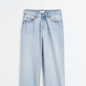 Säljer mina straight low waist jeans från h&m. Aldrig använda, helt nya! Skriv för flera bilder!!🤍 