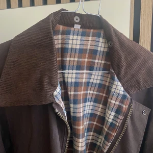 Höst/vårjacka - Snygg jacka med manchesterkrage! Köpt på vintage i Milano! Storlek S herr. Är lite trasig i ärmen men inget som syns utanpå och kan lätt fixas om man är lite händig