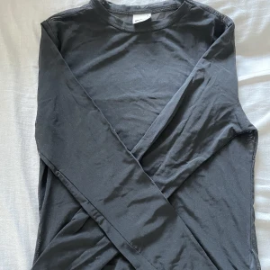 Genomskinlig tröja - En väldigt fin tröja att ha ovanpå något eller bara ha som den är. Jag har använt den fåtals gånger och klippt bort lapparna. 