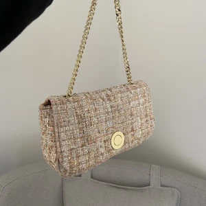 Kurt geiger Becksöndergaard - Jättefin väska från zara som liknar Kurt geiger eller Becksöndergaard. Jättefint skick! Kedjan går att justera! Skriv vid intresse eller för fler bilder!💞🙌