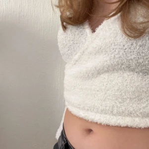 Vit tröja - Jättesöt fluffig vit långärmad crop top, säljer pågrund av att den inte  kommer till användning längre🤍