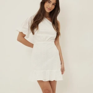 Studentklänning  - Super fin studentklänning som endast är använd en gång, så den är i nyskick. Det är storlek 38, men den är i nuläget lite insydd i överdelen och därmed mindre i storleken, dock är det lätt att ta bort och få den som vanligt om man vill det.