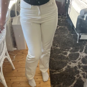 Vita jeans - Jättesköna och bekväma, högmidjade och aldrig använda, har bara aldrig på mig vita byxor, från weekday