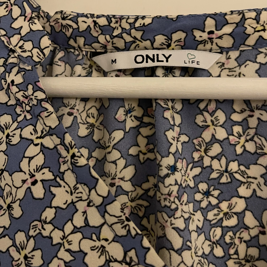 Blommig blus med knyt - 90