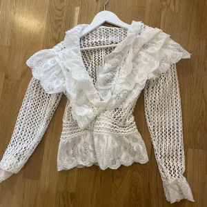 Blus med volanger och spets - Väldigt fin blus med volanger och spets, passar xs-s