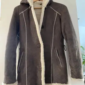 En jättefin brun jacka/ kappa som jag köpt i polen. Jackan är köpt för något år sedan men aldrig använda då den blivit för liten för mig. Står ingen storlek på den men skulle säga den är xs. 