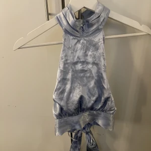 Snygg festtopp  - Säljer denna snygga festtoppen i storlek S från Gina💕 öppen i ryggen😍