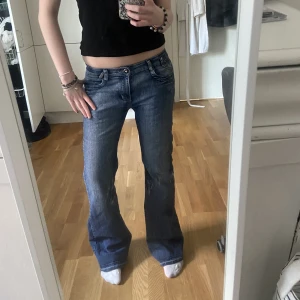 Jeans  - Bootcut och lågmidjade. Medel/mörkblå.  Dma för fler bilder.  Jag är 174.