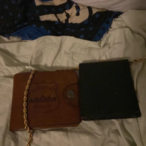Plånböket - 2 fräscha plånböket som du ser är den ena köpt i Budapest för cirka 350 den andra är bara en vanlig