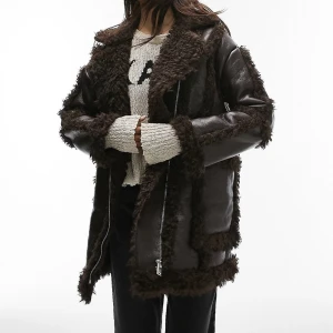 Shearlingjacka med (fusk) fårskinnsdetaljer - Så fin jacka från topshop, för stor för mig så nu hänger den bara i garderoben! Nypris 1139kr. Mitt pris går att diskuteras❤️