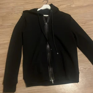 Limitato tröja zip  - säljer en Limitato zip helt ny inte använd en ända gång  i stolek S pris kan diskuteras! Nypris 4200