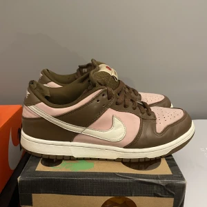 Nike dunk stussy cherry  - En av det mest sällsynta dunksen som släpptes 2005. Nypriset på ett par ligger runt 36.000kr   Bra skick för att vara nästan 20 år gamla, rep box medföljer