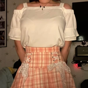 Vit topp - Säljer denna då jag tycker att den sitter för högt upp under armarna på mig🤍Skönt svalkande och ”sliddrigt” material eller va man nu säger hahah det är typ som tjock mesh🤍Inga defekter va jag ser🤍