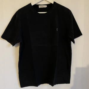 Saint Laurent T-shirt  - Vintage Saint Laurent T-shirt   Svart  Använd men i bra skick  (Washed black)