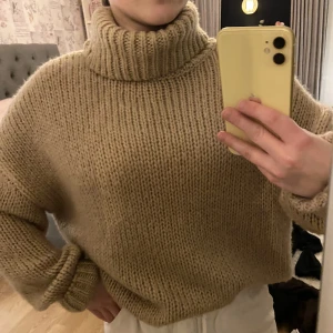 Stickad polotröja - En beige polotröja från H&M i storlek S. Inte mycket använd och därför i bra skick. Köpare står för frakt.