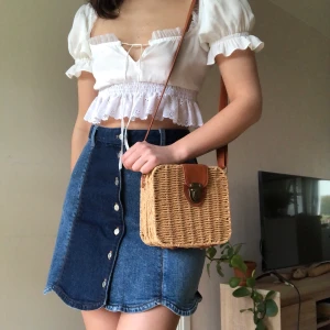 Retro korgväska - Söt liten korgväska med reglerbart axelband. Väldigt cottagecore, picnick-vibes! Fin till jeans, blommig klänning, vita blusar, det mesta helt enkelt!