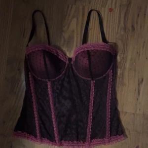 Bustier - Perfekt skick! Köpt på plick💕 Använd inte köp nu och hör av er vid frågor!! Frakten i annonsen stämmer ej❤️