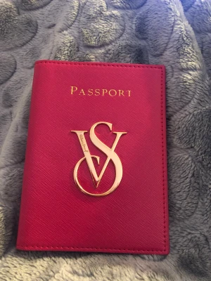 Oanvänd ny victorias secret passhållare - Finns inte kvar att köpa, Köpt för 500 Helt ny passport holder victorias secret