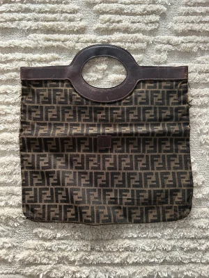 Vintage Fendi Väska  - Säljer min vintage Fendi väska. Den är väldigt sliten därav det låga priset.   Köparen står för frakt!
