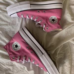 Rosa jättefina converse i bra skick💗 stl 39 men passar även 38 då jag har lagt i en sula :) Nypris: 550kr