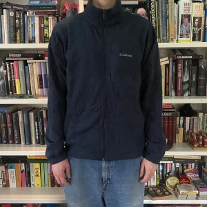 Vintage Columbia fleece  - Fleecetröja från märket Columbia i mycket fint skick. Modellen är 185cm lång. 