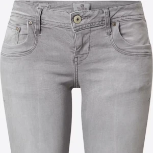 Intresse koll - Hej! Lägger ut mina ljusgråa ltb jeans då de är för stora på mig ( min storlek står i profilen). Säljer endast vid bra bud men kan tänka mig byta mot storlek 26/32! Som sagt endast en intresse koll. Köptes från about you i december för full pris💞