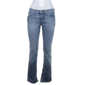 Low waist Jeans disel - Jätte fina low waist jeans från disel industri som är köpa second hand men passar inte mig. Passar bra i längden för mig som är 165 cm lång och midjemåttet är 80 cm.