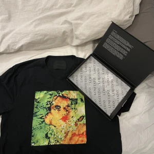 Limitato T-shirt - limitato T-shirt i nyskick Knappt använd, storlek L