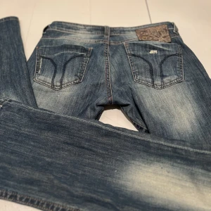 Miss sixty jeans - Lägger ut igen pga oseriös köpare! Low waist miss sixty jeans.  Storlek 28 Midja: 40cm rakt över  Innerbendslängd: 77cm   Startar budgivning om många är intresserade!