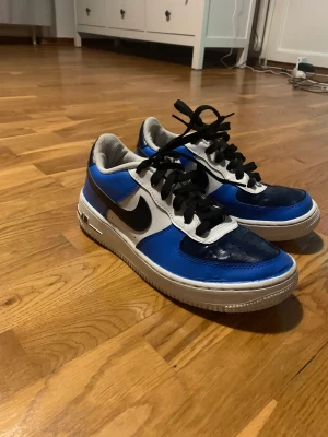 Customized nike air force stl 39 - Customized nike air force stl 39 i väldigt bra skick utvändigt. Använda men oerhört fräscha på utsidan, innersulan lite sliten. Ser nästan nya ut. Nypris 1999