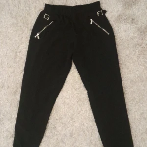 Svarta byxor - ✨Perfekt skick✨, använda 1 gång tunt material