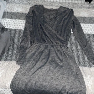 Känning - En fin grå klänning tun kort lite öppet där uppe.