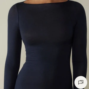 Intimissimi tröja mörkblå - Säljer min mörkblåa intimissimi tröja i storlek M pga brist på användning. Den har inga defekter och är i perfekt skick. Ordinarie pris 430. Kontakta mig vid intresse/frågor! 💞