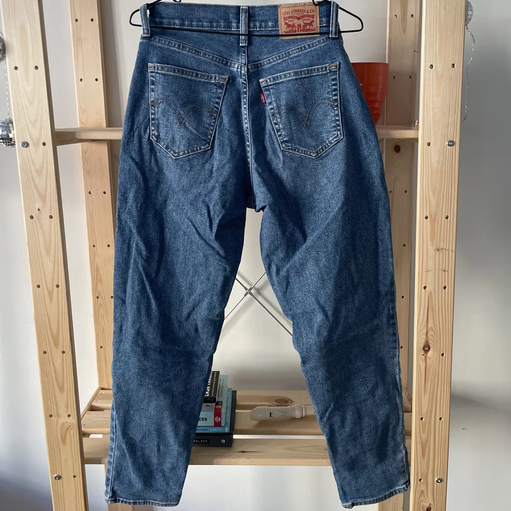 Säljer för att modellen inte längre passar mig. Inga anmärkningar förutom normalt slitage kring anklar. Passar mig som är S/M.. Jeans & Byxor.