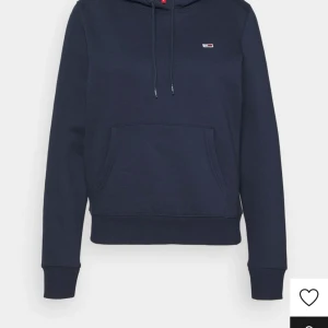Tommy hilfiger hoodie blå - Jag säljer nu denna hoodien då den inte kommit till användning. Använd ca 3 gången och nästintill nyskick. Ordinarie pris 959kr  Säljs för 600 kr 