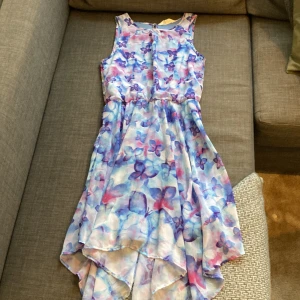 Klänning - Blå, lilla och rosa klänning med fjärilar på💙💜💗🦋