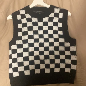 Tröja från New Yorker, svart vit - Den är i väldigt bra skick, använd typ 2 gånger. Pris kan diskuteras 