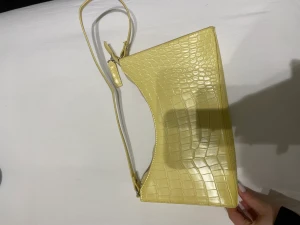 Gul väsl - Så snygg väska från bikbok! Köpt för 299kr!