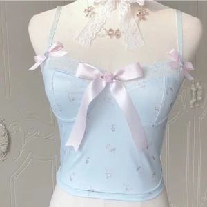 Gulligt linne - Säljer tyvärr denna då den va ”förliten” i kuporna💗Jag själv gillar inte då ”kuporna” inte sitter under bysten men det är en ensak såklart💗Aldrig använd💗Väldigt gullig o köpte den här på plick för 200kr + frakt så säljer för 175kr + frakt💗