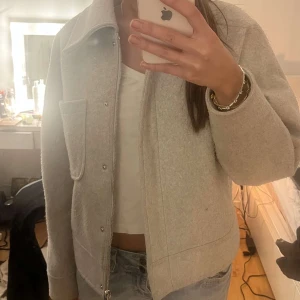 grå kappa - säljer min kappa då den inte kommer så mycket till använding 💓