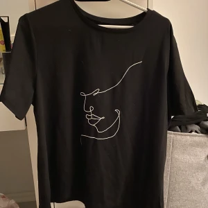 Tshirt med tryck - Skit cool o snygg oanvänd tshirt i strl M oversized. 60kr+frakt