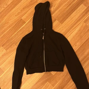 Zipkofta  - Svart kort Zipkofta från hm i storlek xs, använd 3 gånger 