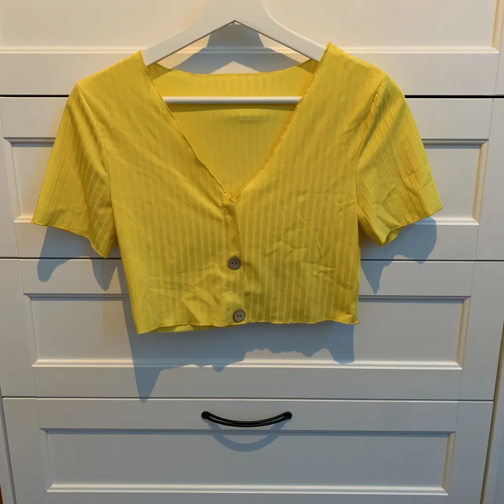 En gul somrig tröja 🌻💕. T-shirts.