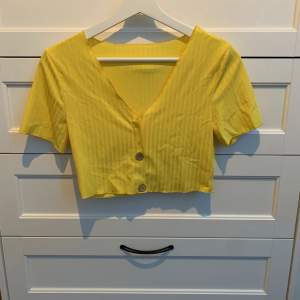En gul somrig tröja 🌻💕