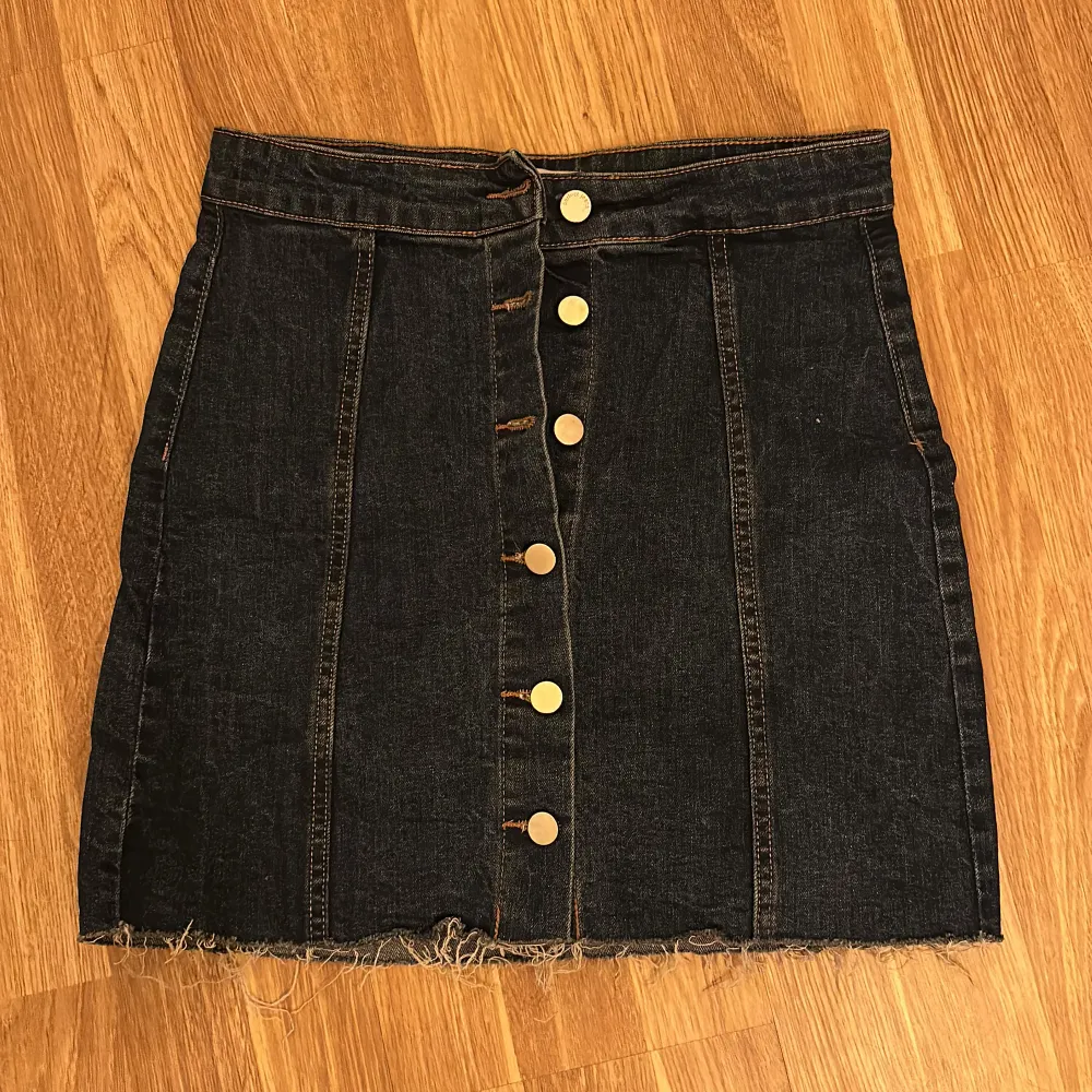 Jeans kjol med knappar från Gina i storlek 36 använd 2 gånger . Kjolar.