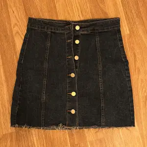 Jeans kjol med knappar från Gina i storlek 36 använd 2 gånger 