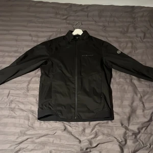 Sail racing vind/vårjacka - Helt oanvänd sail racing jacka som är perfekt till vår/sommaren. Superskönt och snygg och passar till det mesta.  Pris är förhandlingsbart.